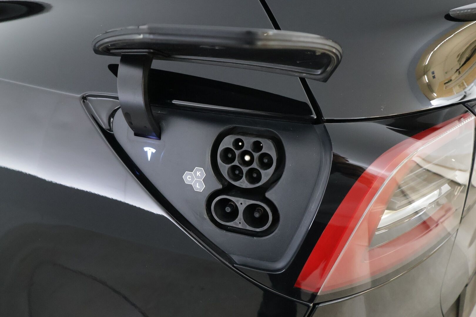 Tesla Model Y 2023 Performance * Lasikatto / Koukku / Premium Audio / Matrix LED / P.kamera / ILP / Mustat nahat * - 1.Om Suomi-auto / Kahdet renkaat aluvanteilla