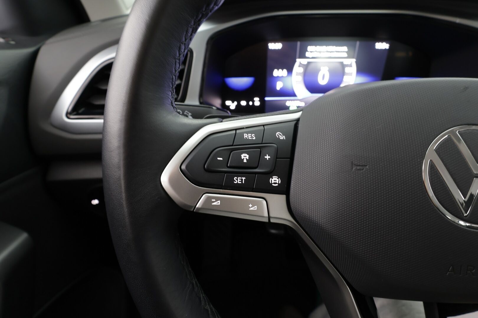 Volkswagen T-Roc 2024 Comfort Business Limited 1,5 TSI EVO 110 kW DSG * Webasto / ACC / LED / P.Kamera / Kaistavahti / Digimittaristo * - *1-om Suomi-auto / Kahdet renkaat & vanteet!*