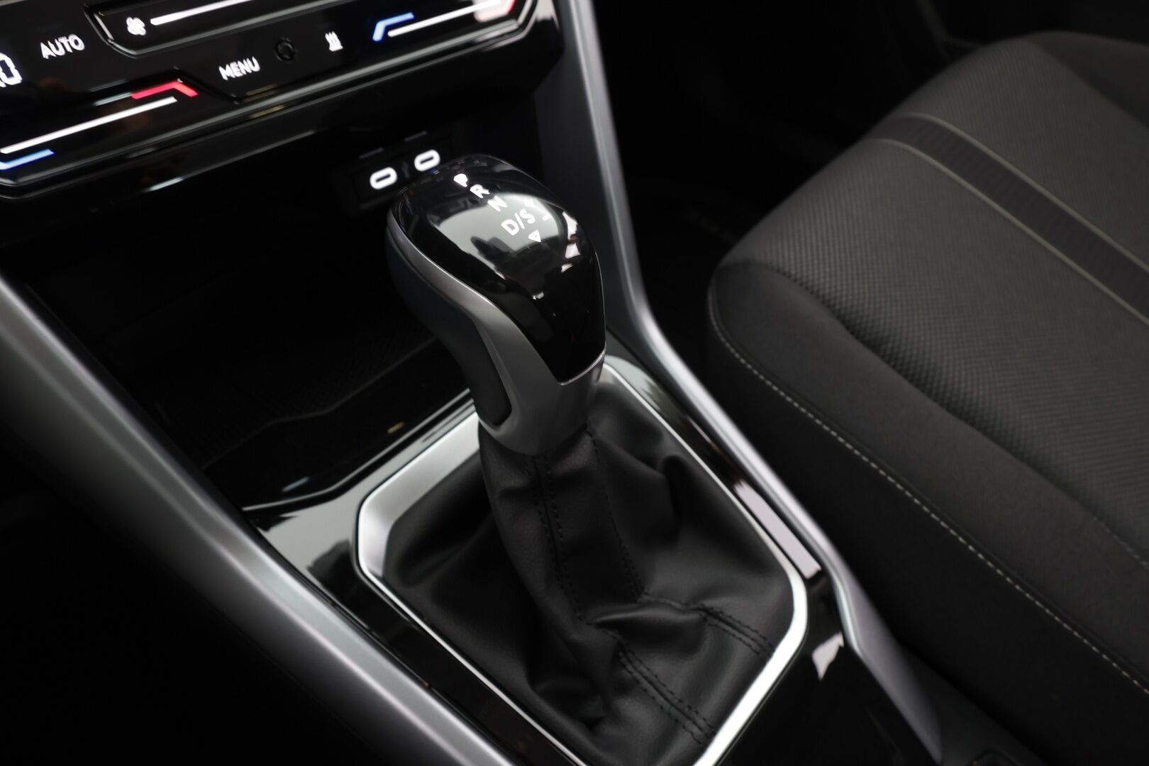 Volkswagen T-Roc 2024 Comfort Business Limited 1,5 TSI EVO 110 kW DSG * Webasto / ACC / LED / P.Kamera / Kaistavahti / Digimittaristo * - *1-om Suomi-auto / Kahdet renkaat & vanteet!*