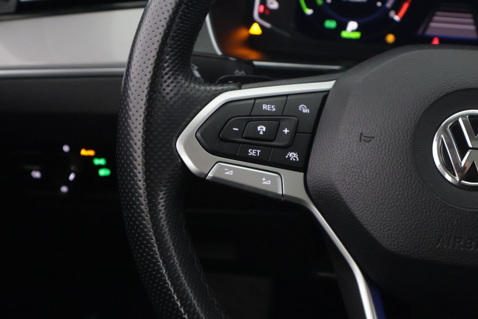 Volkswagen Passat 2020 13 kWh, GTE Plug-In Hybrid 160kw * Panorama / IQ LED / Adapt.Vakkari / Lane Assist / Ratinlämmitys / Dynaamiset vilkut / Koukku * - * Kahdet renkaat / Huippu varusteet *