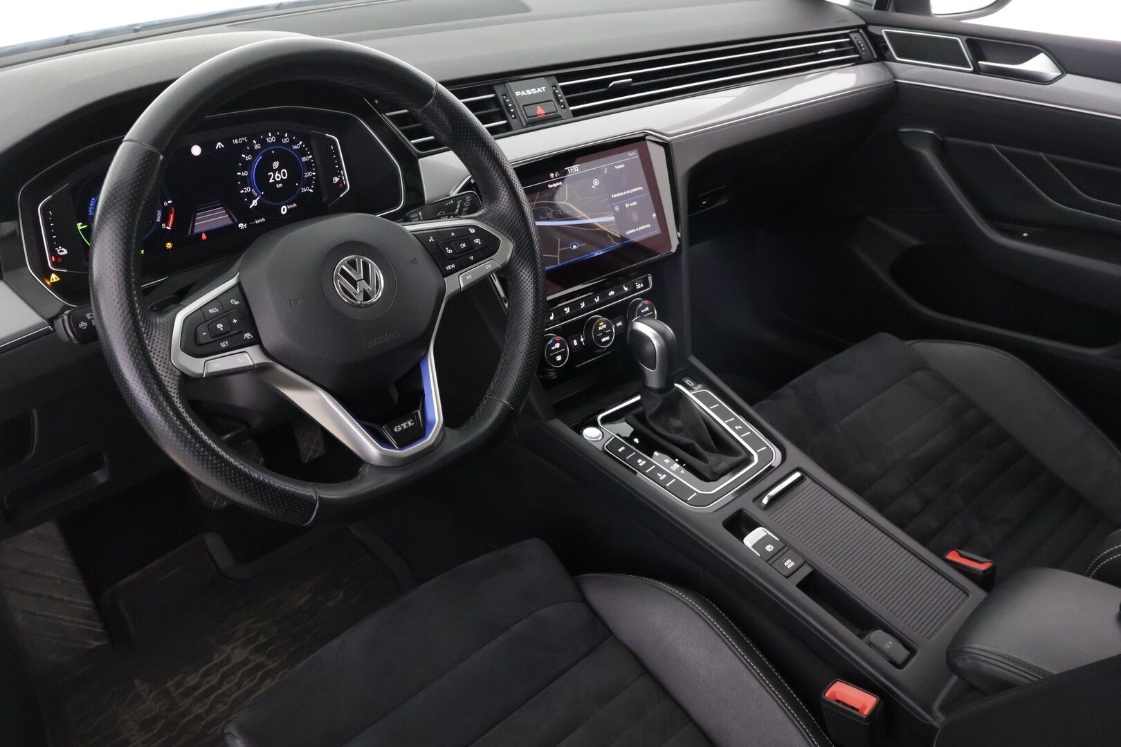 Volkswagen Passat 2020 13 kWh, GTE Plug-In Hybrid 160kw * Panorama / IQ LED / Adapt.Vakkari / Lane Assist / Ratinlämmitys / Dynaamiset vilkut / Koukku * - * Kahdet renkaat / Huippu varusteet *