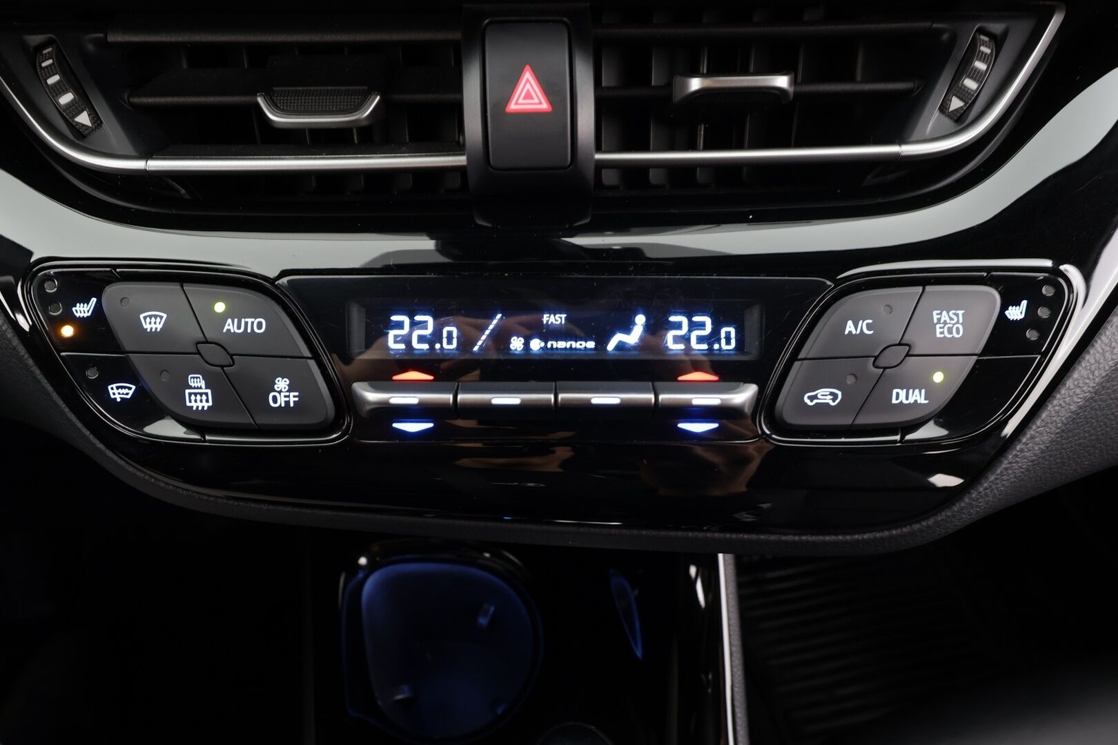 Toyota C-HR 2019 1,8 Hybrid Style * ACC / P.kamera / LED / Navi / JBL / Koukku / Nahat / KeylessGo * - Kahdet renkaat aluvanteilla