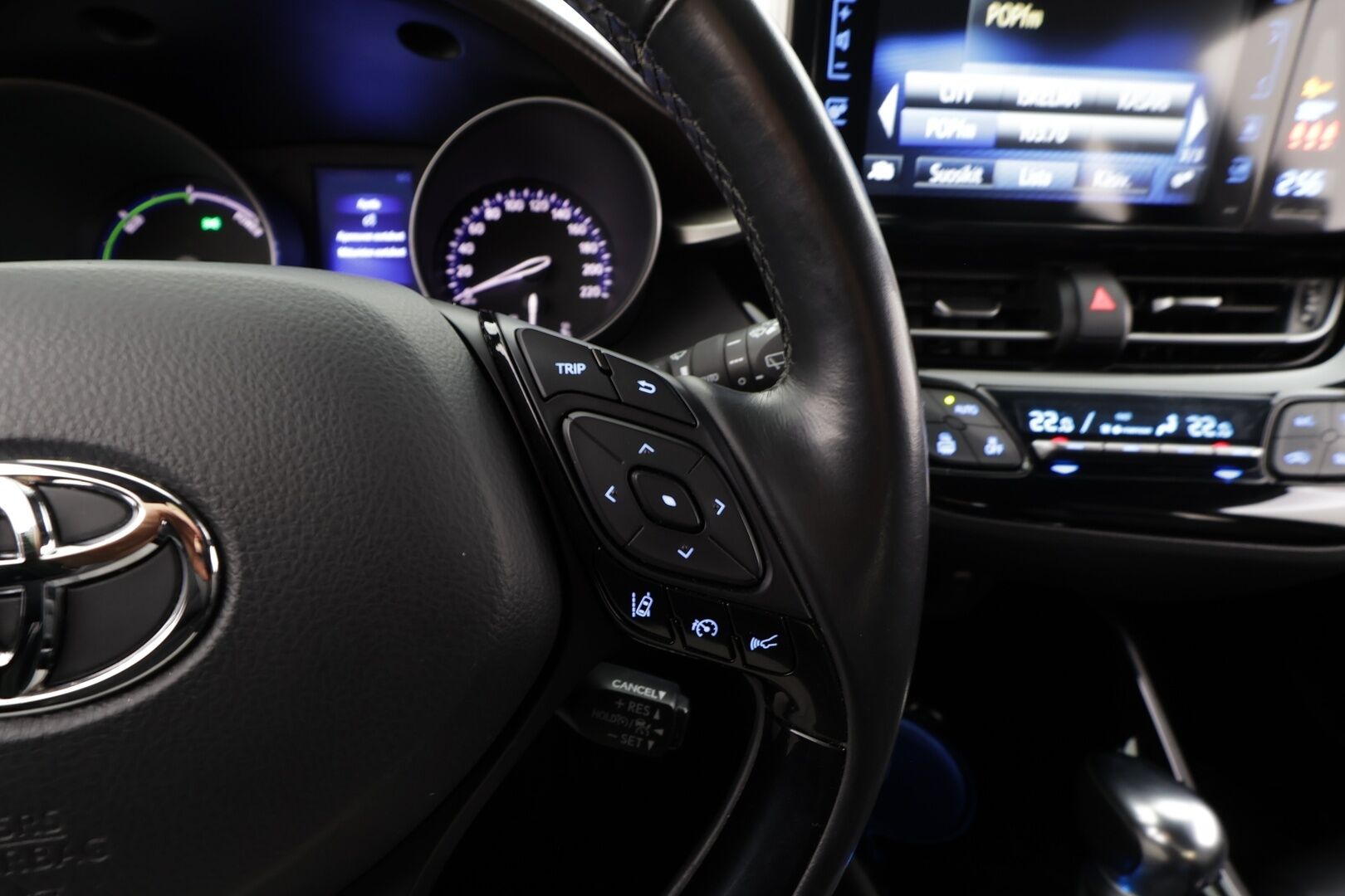 Toyota C-HR 2019 1,8 Hybrid Style * ACC / P.kamera / LED / Navi / JBL / Koukku / Nahat / KeylessGo * - Kahdet renkaat aluvanteilla