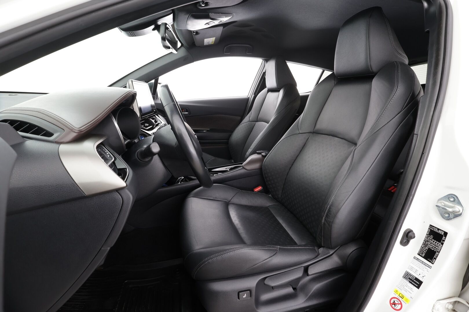 Toyota C-HR 2019 1,8 Hybrid Style * ACC / P.kamera / LED / Navi / JBL / Koukku / Nahat / KeylessGo * - Kahdet renkaat aluvanteilla