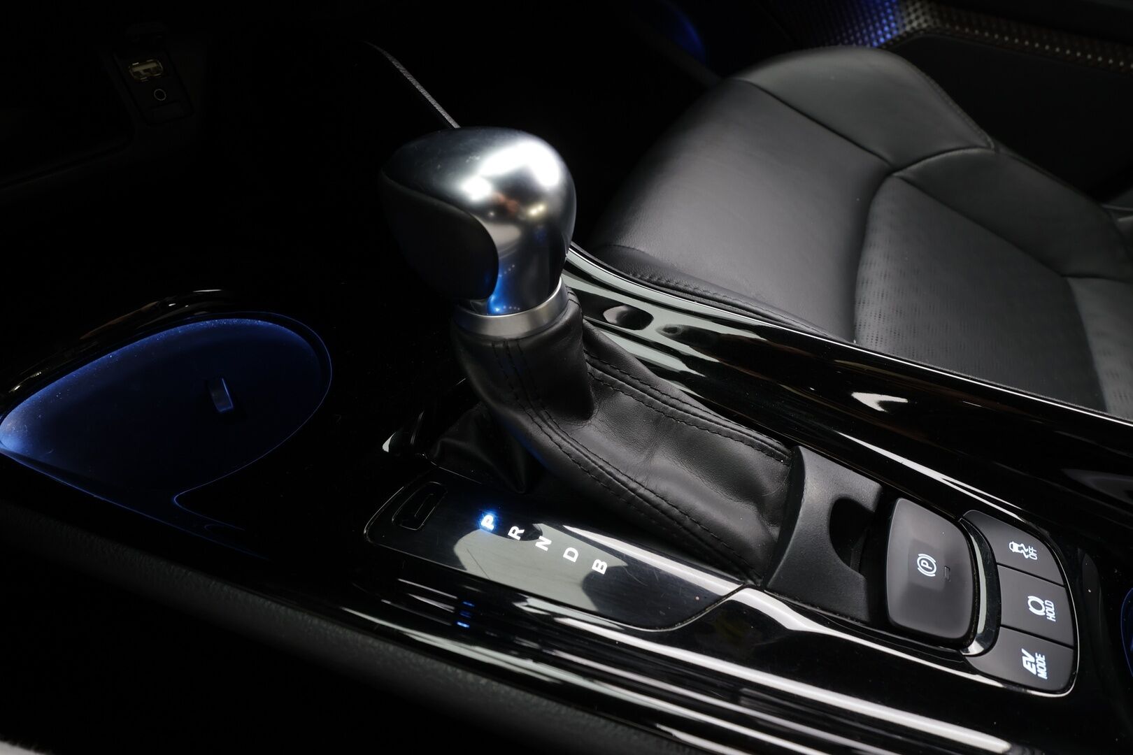 Toyota C-HR 2019 1,8 Hybrid Style * ACC / P.kamera / LED / Navi / JBL / Koukku / Nahat / KeylessGo * - Kahdet renkaat aluvanteilla