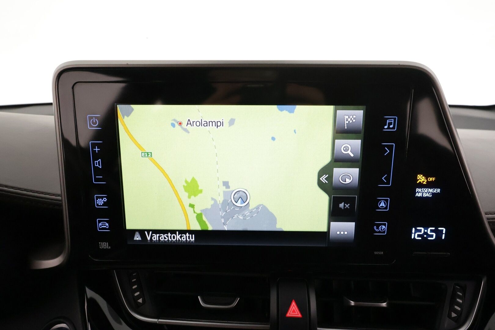 Toyota C-HR 2019 1,8 Hybrid Style * ACC / P.kamera / LED / Navi / JBL / Koukku / Nahat / KeylessGo * - Kahdet renkaat aluvanteilla