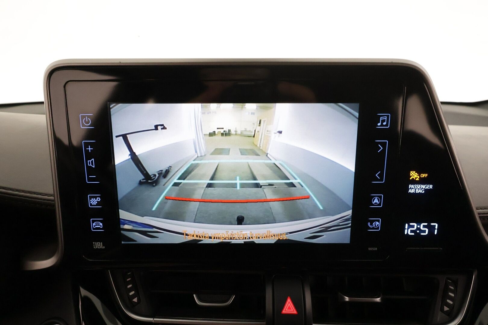 Toyota C-HR 2019 1,8 Hybrid Style * ACC / P.kamera / LED / Navi / JBL / Koukku / Nahat / KeylessGo * - Kahdet renkaat aluvanteilla