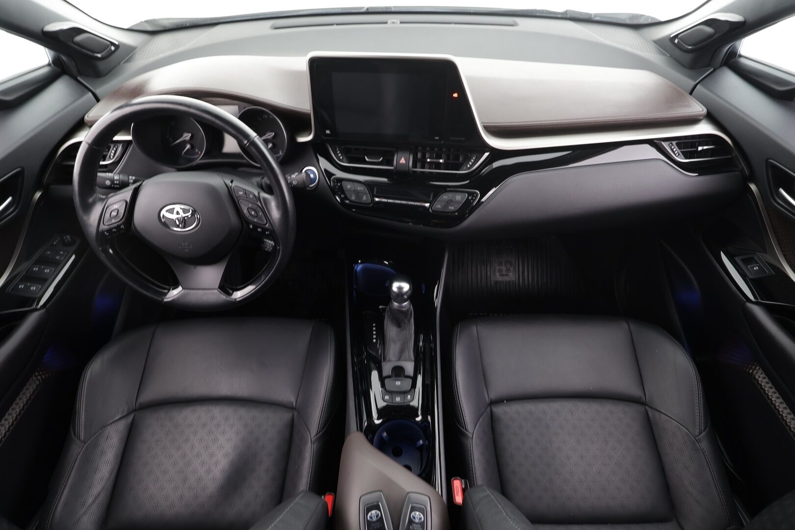 Toyota C-HR 2019 1,8 Hybrid Style * ACC / P.kamera / LED / Navi / JBL / Koukku / Nahat / KeylessGo * - Kahdet renkaat aluvanteilla