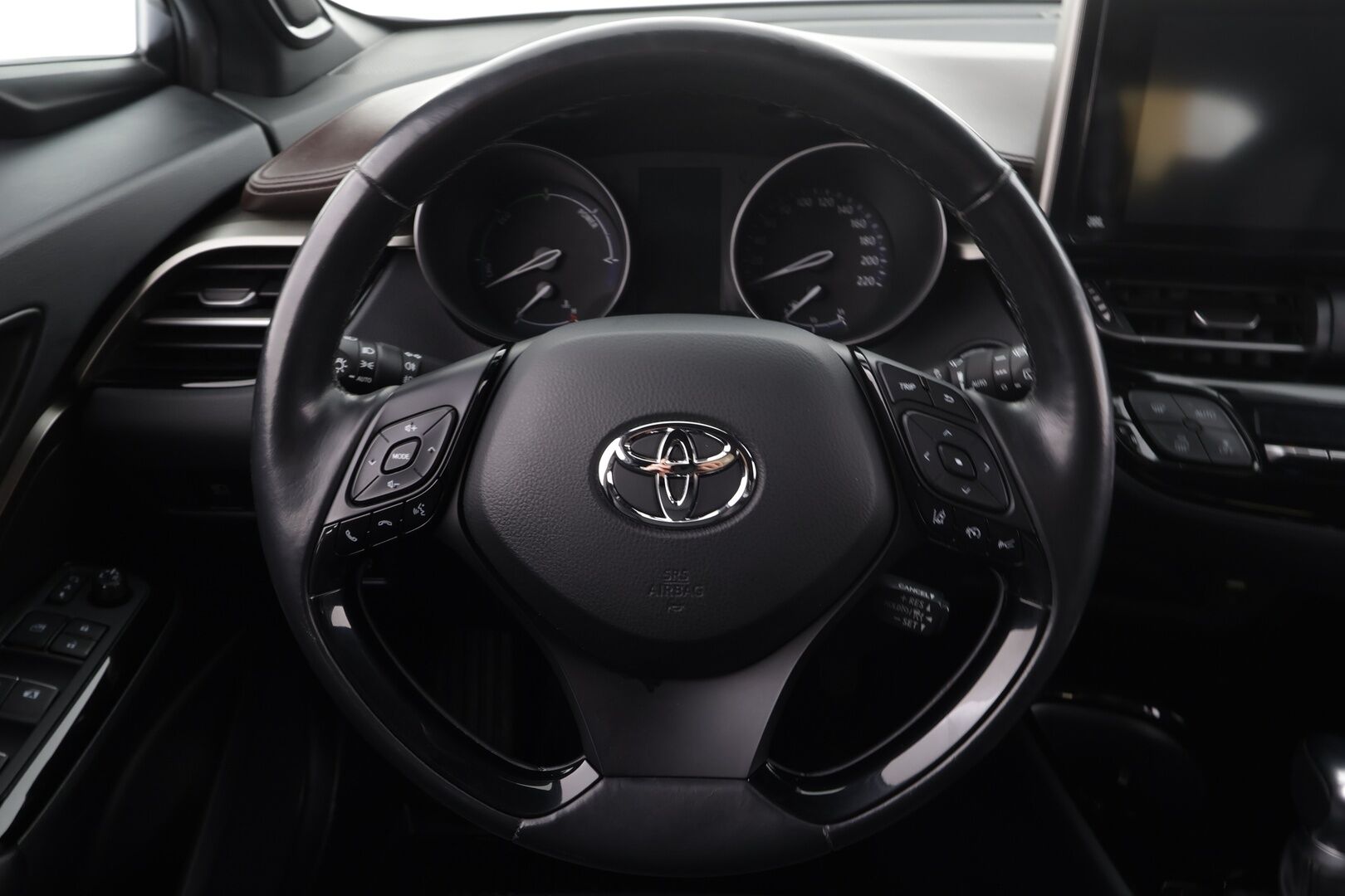 Toyota C-HR 2019 1,8 Hybrid Style * ACC / P.kamera / LED / Navi / JBL / Koukku / Nahat / KeylessGo * - Kahdet renkaat aluvanteilla