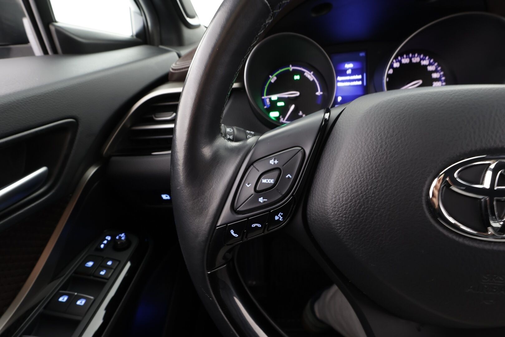 Toyota C-HR 2019 1,8 Hybrid Style * ACC / P.kamera / LED / Navi / JBL / Koukku / Nahat / KeylessGo * - Kahdet renkaat aluvanteilla