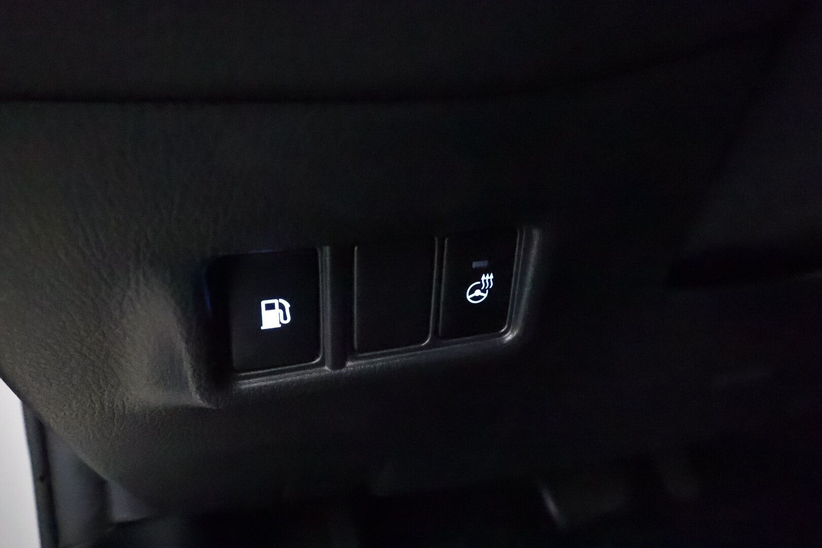 Toyota C-HR 2019 1,8 Hybrid Style * ACC / P.kamera / LED / Navi / JBL / Koukku / Nahat / KeylessGo * - Kahdet renkaat aluvanteilla