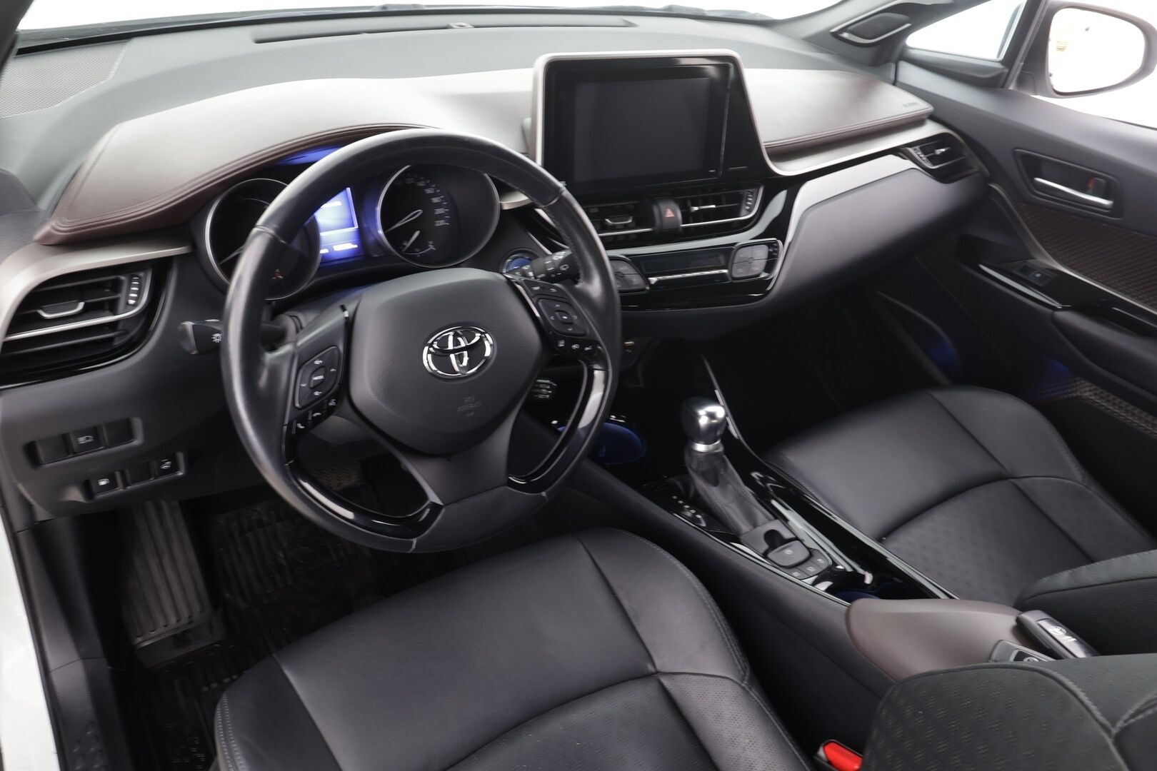 Toyota C-HR 2019 1,8 Hybrid Style * ACC / P.kamera / LED / Navi / JBL / Koukku / Nahat / KeylessGo * - Kahdet renkaat aluvanteilla