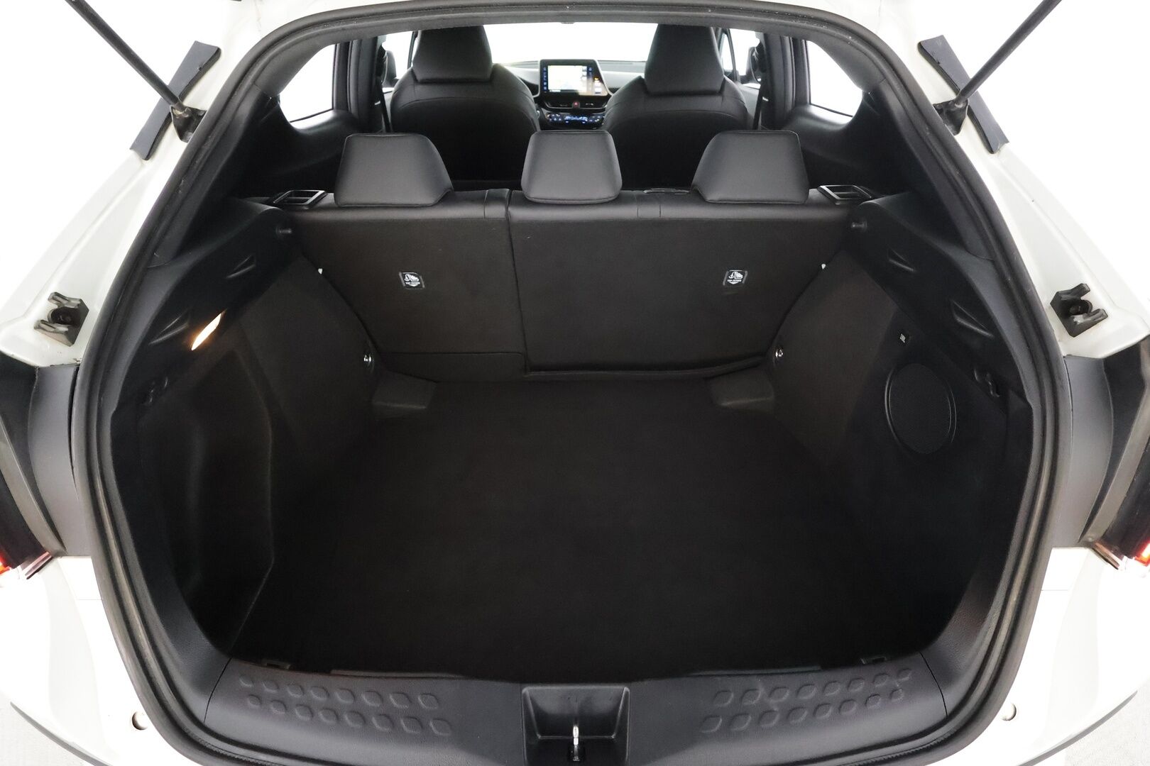 Toyota C-HR 2019 1,8 Hybrid Style * ACC / P.kamera / LED / Navi / JBL / Koukku / Nahat / KeylessGo * - Kahdet renkaat aluvanteilla