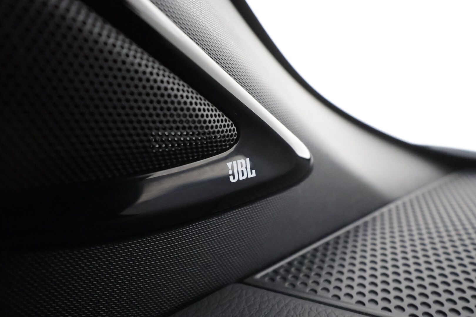 Toyota C-HR 2019 1,8 Hybrid Style * ACC / P.kamera / LED / Navi / JBL / Koukku / Nahat / KeylessGo * - Kahdet renkaat aluvanteilla