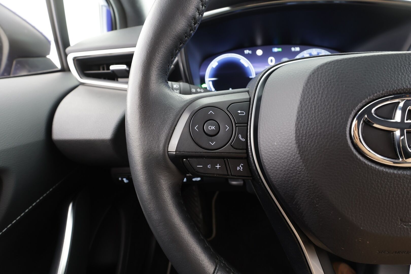 Toyota Corolla 2023 Touring Sports 1,8 Hybrid Launch Edition - | ACC | Lohko | LED | Ratinlämmitys | P.Kamera | Puolinahat | Apple&Android | Suomi-auto | Kahdet Renkaat | Merkkihuollettu |
