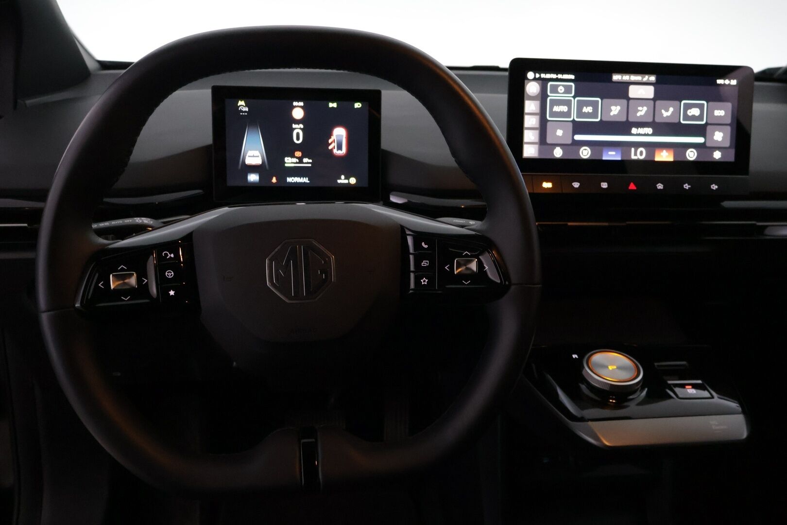 MG MG4 2023 Luxury *1-om / SOH 95% / ACC / Lämpöpumppu / 360° / BLIS / Navi / Full-LED / Ratinlämmitin / KeyLessGo* - Merkkihuollettu 1-omisteinen MG4 kaksilla hyväkuntoisilla renkailla ja alumiinivanteilla! - HULLUT VÄLIPÄIVÄT KORKOTARJOUS 2,49%