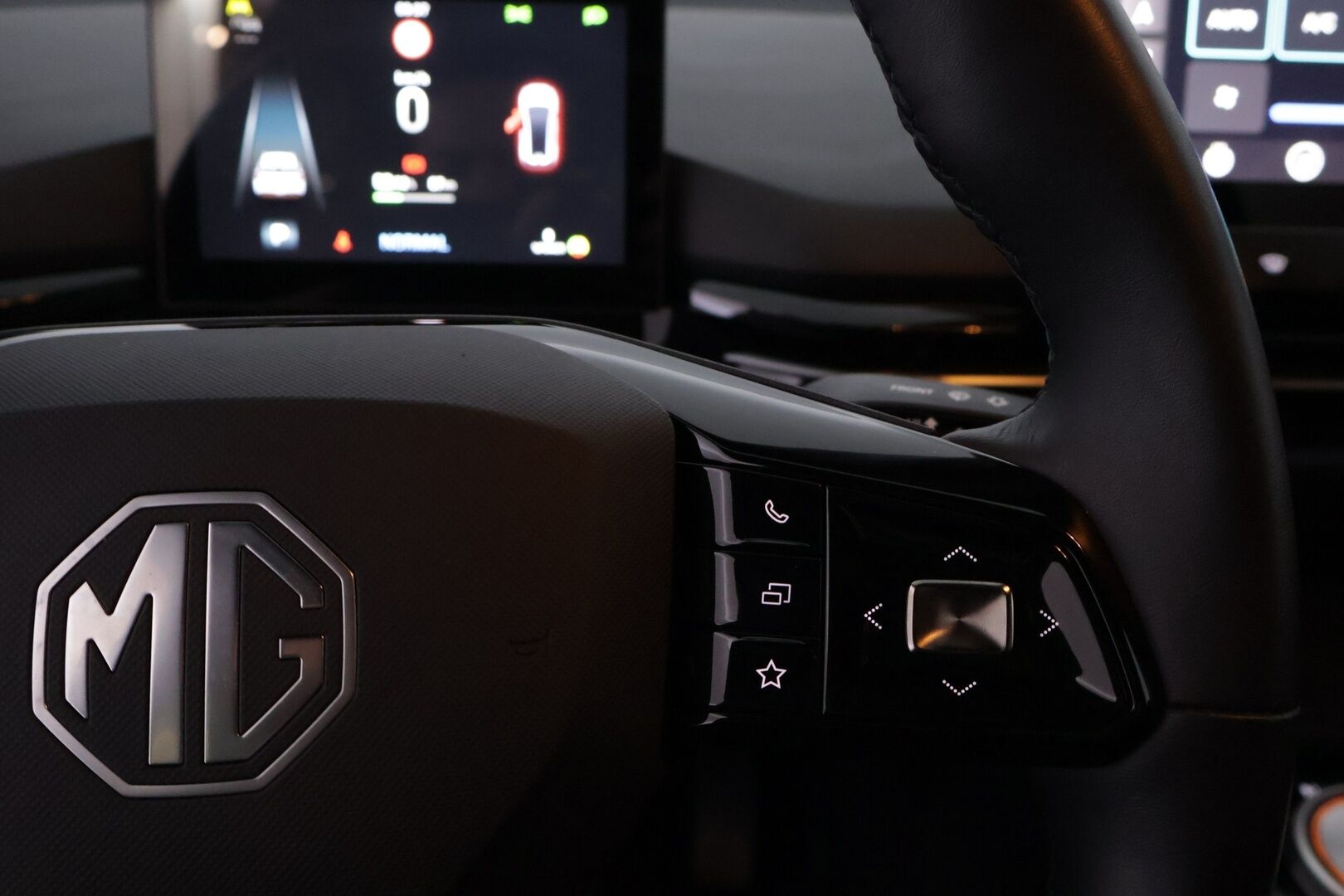 MG MG4 2023 Luxury *1-om / SOH 95% / ACC / Lämpöpumppu / 360° / BLIS / Navi / Full-LED / Ratinlämmitin / KeyLessGo* - Merkkihuollettu 1-omisteinen MG4 kaksilla hyväkuntoisilla renkailla ja alumiinivanteilla! - HULLUT VÄLIPÄIVÄT KORKOTARJOUS 2,49%