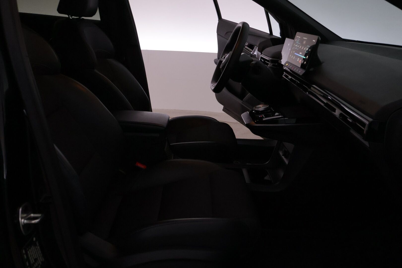 MG MG4 2023 Luxury *1-om / SOH 95% / ACC / Lämpöpumppu / 360° / BLIS / Navi / Full-LED / Ratinlämmitin / KeyLessGo* - Merkkihuollettu 1-omisteinen MG4 kaksilla hyväkuntoisilla renkailla ja alumiinivanteilla! - HULLUT VÄLIPÄIVÄT KORKOTARJOUS 2,49%