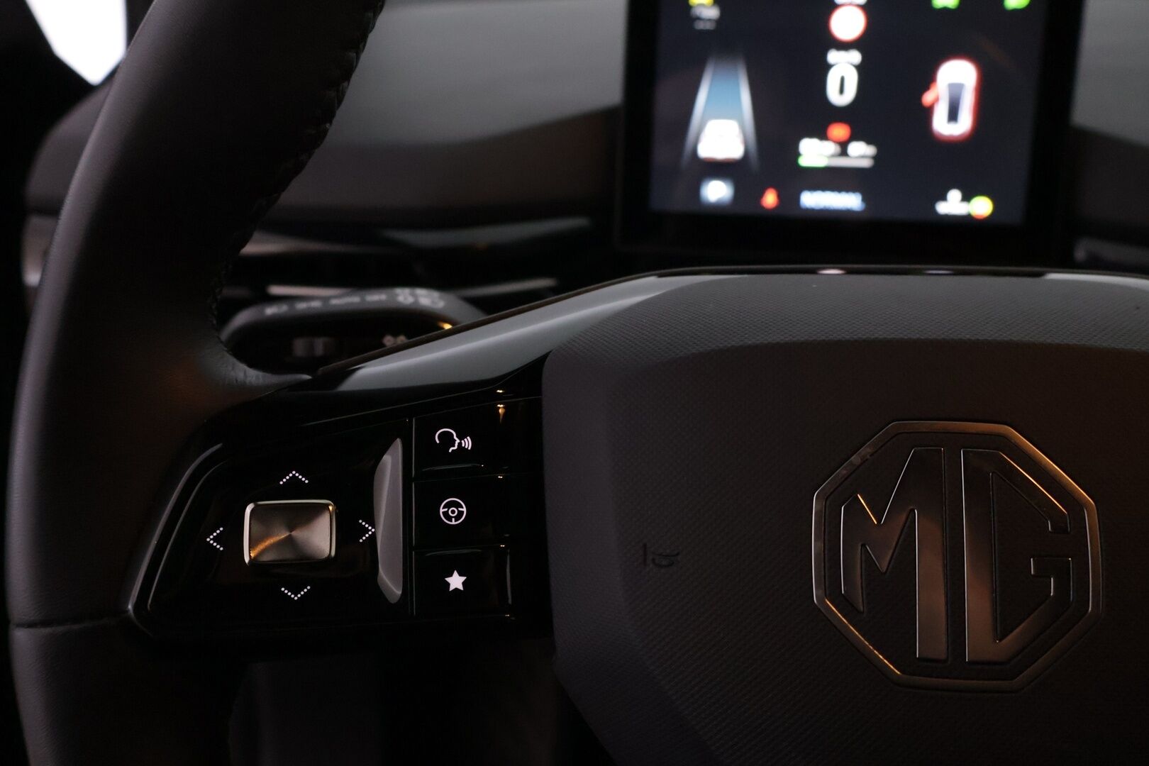 MG MG4 2023 Luxury *1-om / SOH 95% / ACC / Lämpöpumppu / 360° / BLIS / Navi / Full-LED / Ratinlämmitin / KeyLessGo* - Merkkihuollettu 1-omisteinen MG4 kaksilla hyväkuntoisilla renkailla ja alumiinivanteilla! - HULLUT VÄLIPÄIVÄT KORKOTARJOUS 2,49%