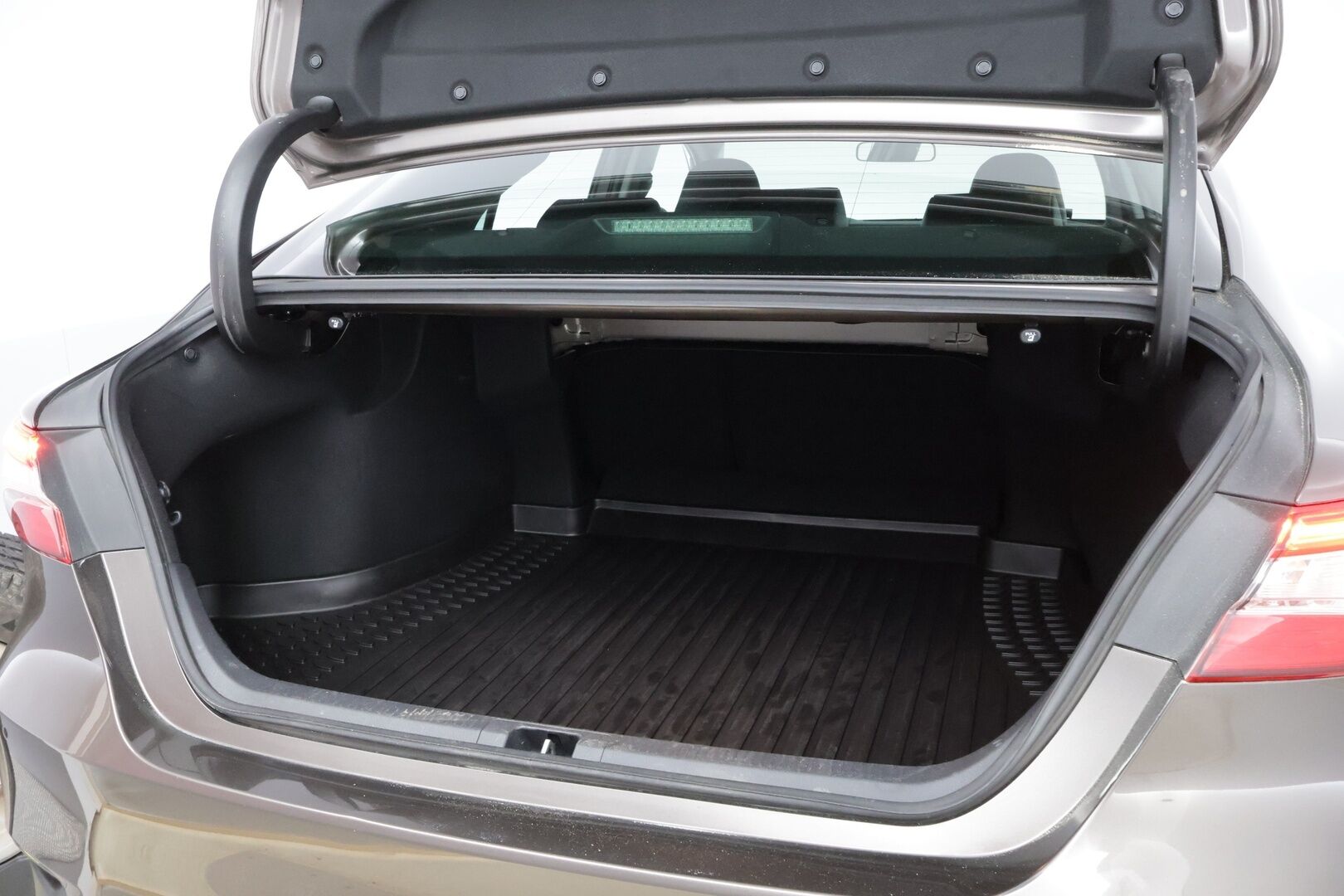 Toyota Camry 2019 2,5 Hybrid Style * Adapt.vakkari / Peruutuskamera / Nahkasisusta / Keyless / LED / Sähköpenkit! - 2x hyvät renkaat vanteilla / Juuri saapunut Tampereelle! - HULLUT AVAJAISHULINAT KORKOTARJOUS 3,29 %