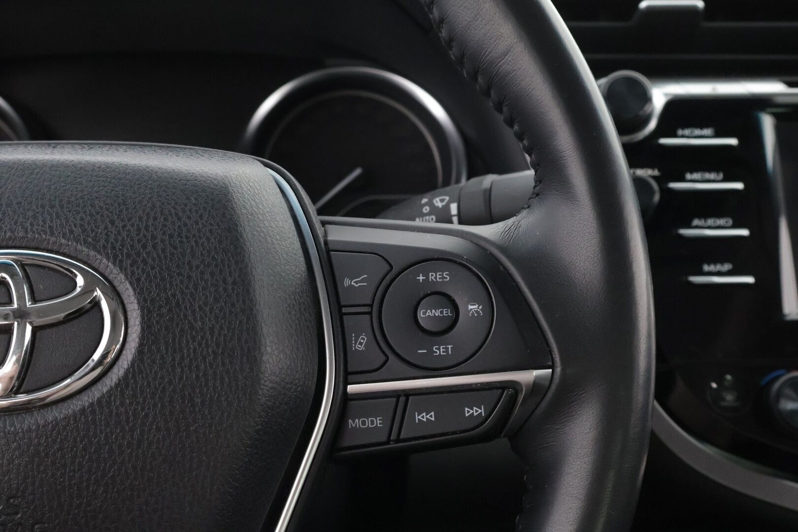 Toyota Camry 2019 2,5 Hybrid Style * Adapt.vakkari / Peruutuskamera / Nahkasisusta / Keyless / LED / Sähköpenkit! - 2x hyvät renkaat vanteilla / Juuri saapunut Tampereelle! - HULLUT AVAJAISHULINAT KORKOTARJOUS 3,29 %