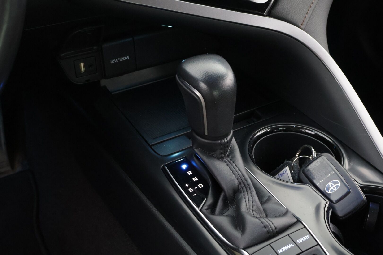 Toyota Camry 2019 2,5 Hybrid Style * Adapt.vakkari / Peruutuskamera / Nahkasisusta / Keyless / LED / Sähköpenkit! - 2x hyvät renkaat vanteilla / Juuri saapunut Tampereelle! - HULLUT AVAJAISHULINAT KORKOTARJOUS 3,29 %