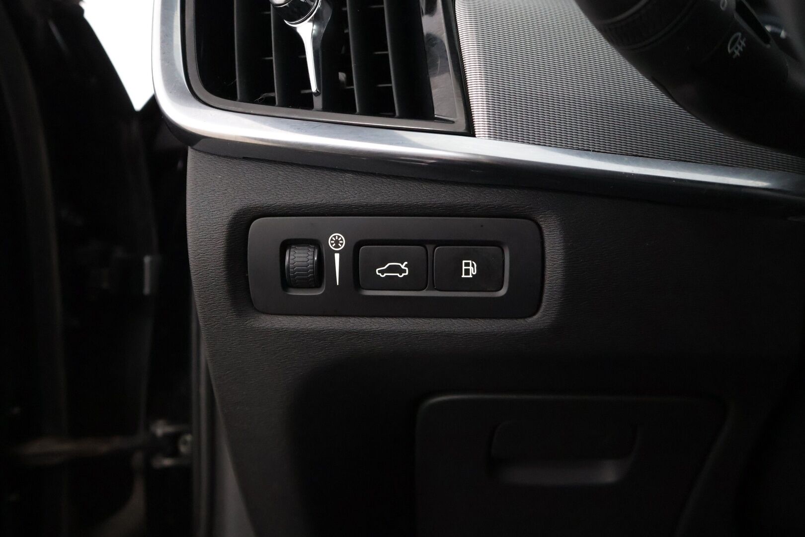 Volvo V90 2020 T8 TwE AWD R-Design aut * Adapt.Cruise / VOC / Ratin lämmitys / Koukku * - Merkkihuollettu / Webasto / 2x hyvät renkaat