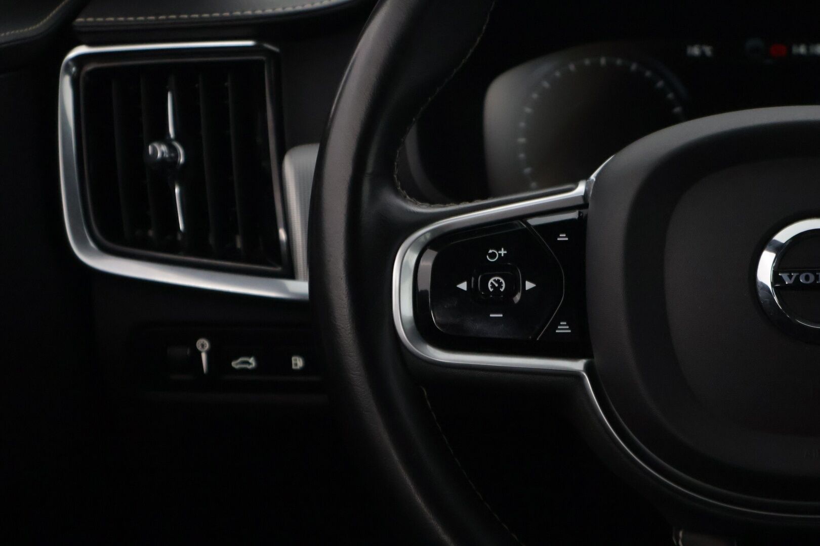 Volvo V90 2020 T8 TwE AWD R-Design aut * Adapt.Cruise / VOC / Ratin lämmitys / Koukku * - Merkkihuollettu / Webasto / 2x hyvät renkaat