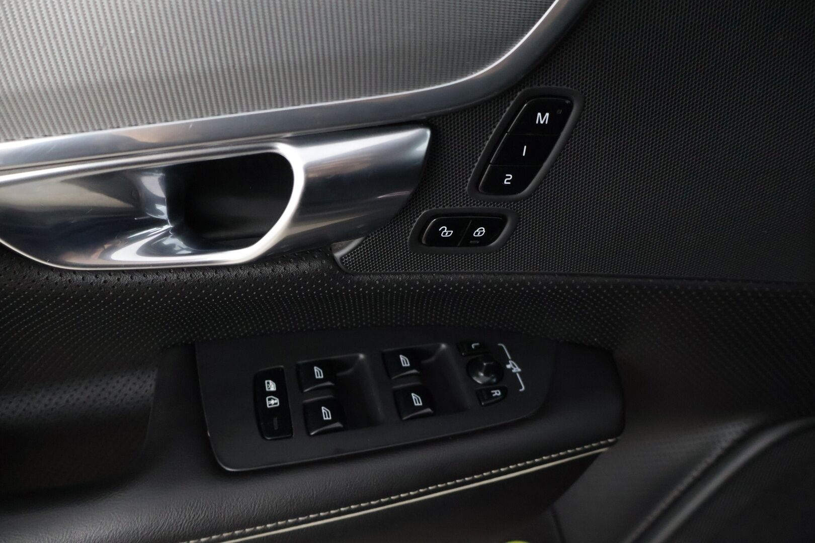 Volvo V90 2020 T8 TwE AWD R-Design aut * Adapt.Cruise / VOC / Ratin lämmitys / Koukku * - Merkkihuollettu / Webasto / 2x hyvät renkaat