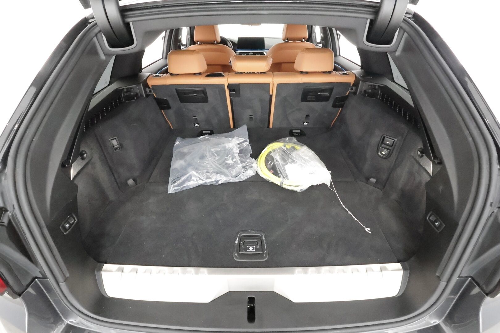 BMW 530 2023 G31 Touring 530e xDrive A Charged Edition M Sport * ACC / Nahkasiusta / Sporttipenkit / Koukku / P.Kamera / Hifi / LED * - 1-om Suomi-auto / Akku kuntotarkastettu SoH 91,2% / Kahdet renkaat aluvanteilla / 2x Latauskaapelit - HULLUT AVAJAISHULINAT KORKOTARJOUS 3,29 %