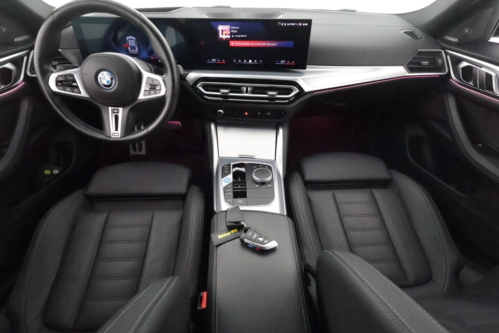 BMW i4 M50 2023 M-Sport LCi ** Shadowline / Laser LED / HarmanKardon / 360° Kamera / Koukku / Adapt. vakkari / Muistipenkki / Apple&Android ** - 2,99 % KORKOTARJOUS TÄHÄN AUTOON - Navi / Kaistavahti / KeylessGo / 2x Renkaat