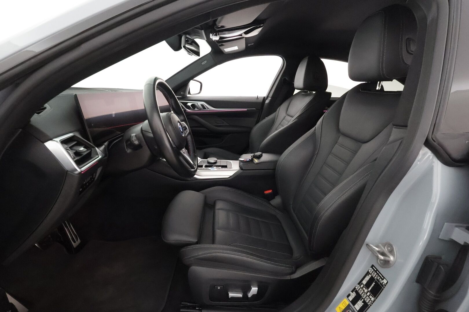 BMW i4 M50 2023 M-Sport LCi ** Shadowline / Laser LED / HarmanKardon / 360° Kamera / Koukku / Adapt. vakkari / Muistipenkki / Apple&Android ** - 2,99 % KORKOTARJOUS TÄHÄN AUTOON - Navi / Kaistavahti / KeylessGo / 2x Renkaat