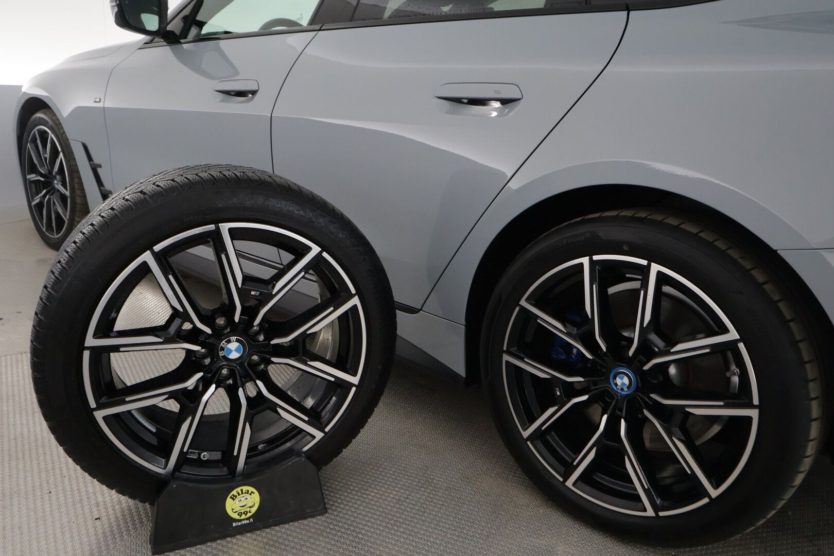 BMW i4 M50 2023 M-Sport LCi ** Shadowline / Laser LED / HarmanKardon / 360° Kamera / Koukku / Adapt. vakkari / Muistipenkki / Apple&Android ** - 2,99 % KORKOTARJOUS TÄHÄN AUTOON - Navi / Kaistavahti / KeylessGo / 2x Renkaat