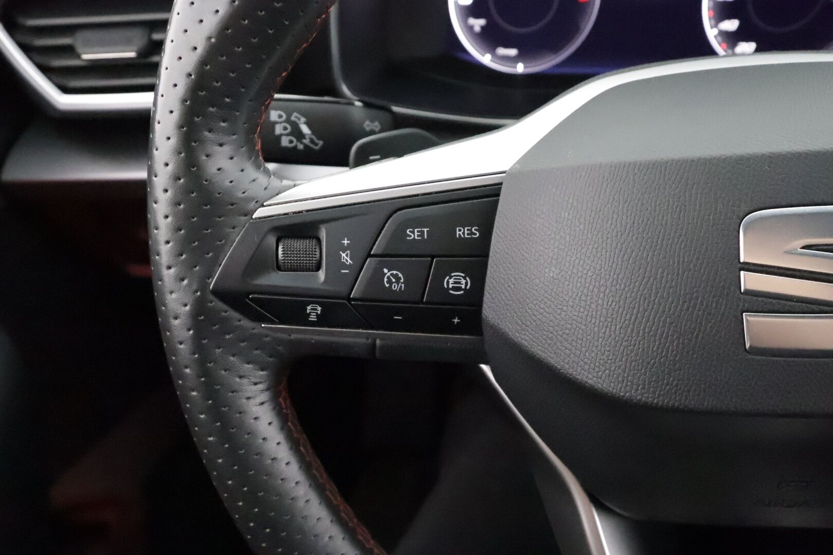 Seat Leon Sportstourer 2021 1,4 PHEV 204 eHybrid FR DSG - | Koukku | ACC | LED | P.Kamera | Muistipenkki | Navi | Kaistavahti | Keyless | 2x Latauskaapelit | Kahdet renkaat |