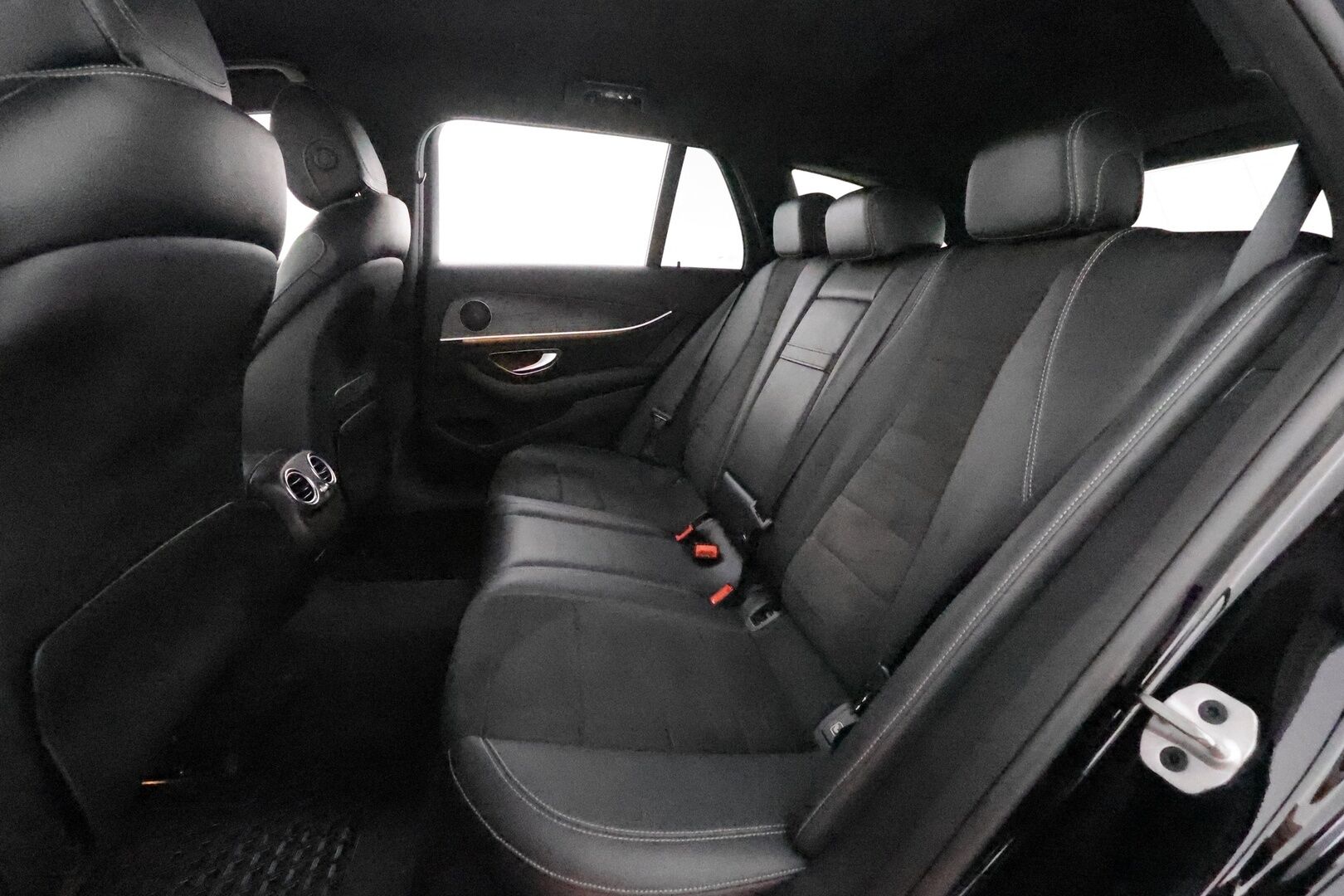 Mercedes-Benz E 2021 300 de 4MATIC T A EQ Power AMG * 360° / Widescreen / Koukku / Multibeam / Lisälämmitin / Navi * - Kahdet renkaat aluvanteilla