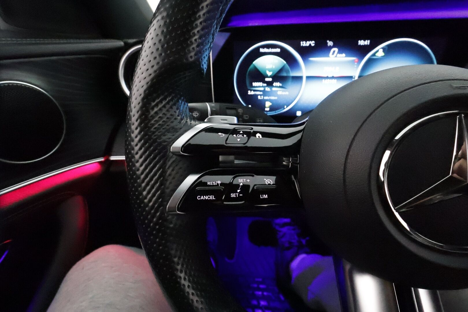 Mercedes-Benz E 2021 300 de 4MATIC T A EQ Power AMG * 360° / Widescreen / Koukku / Multibeam / Lisälämmitin / Navi * - Kahdet renkaat aluvanteilla