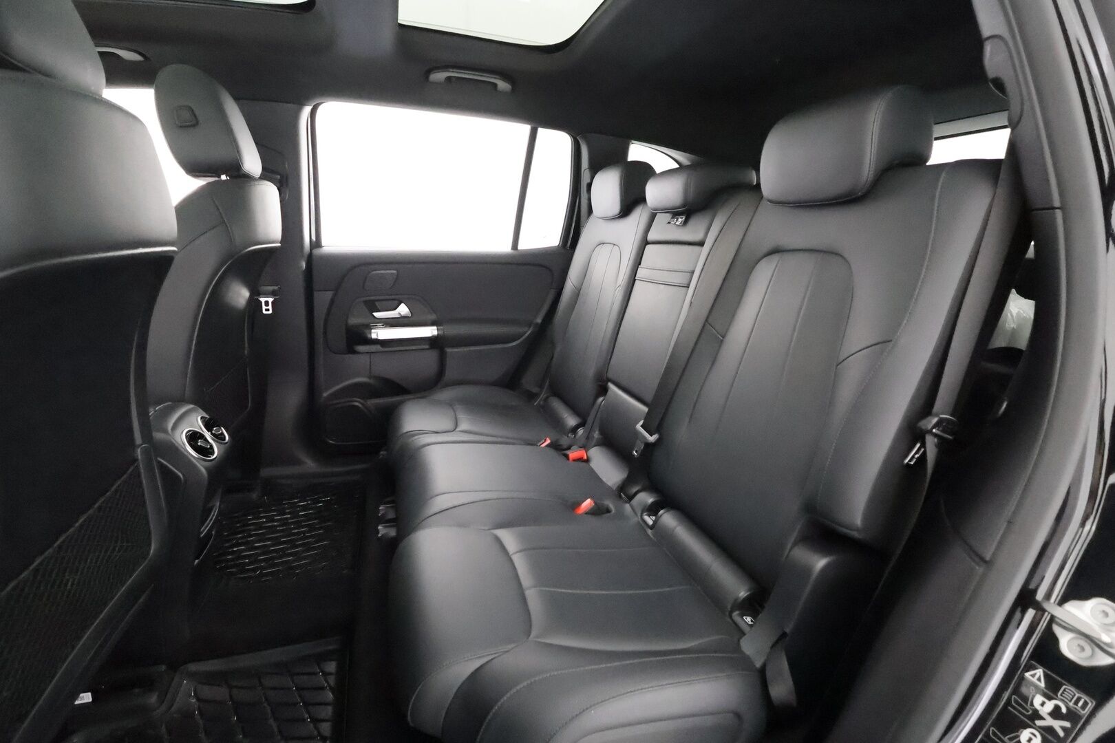 Mercedes-Benz EQB 2023 300 4MATIC Business - | Distronic+ | ILP | 360° | Panorama | Ambient light | Nahkaverhoilu | Widescreen | Keyless | Akt. kaista-avustin | BSM | Apple & Android | 2x renkaat aluin | 