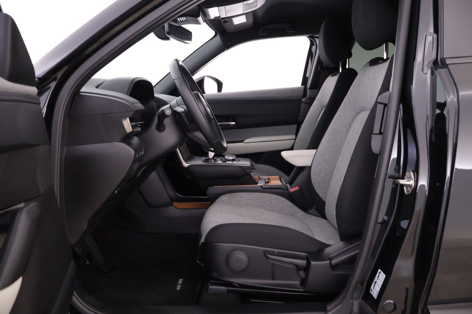 Mazda MX-30 2024 e-Skyactiv R-EV Exclusive-Line *Suomi-auto / Adapt.vak / P-kamera / LED / HUD / 2x vanteet ja renkaat* - Erinomaisesti varusteltu! / 2x vanteet / Huippukuntoiset renkaat / Vaihtoehto uudelle! - Osta nyt, maksa vasta ensi vuonna