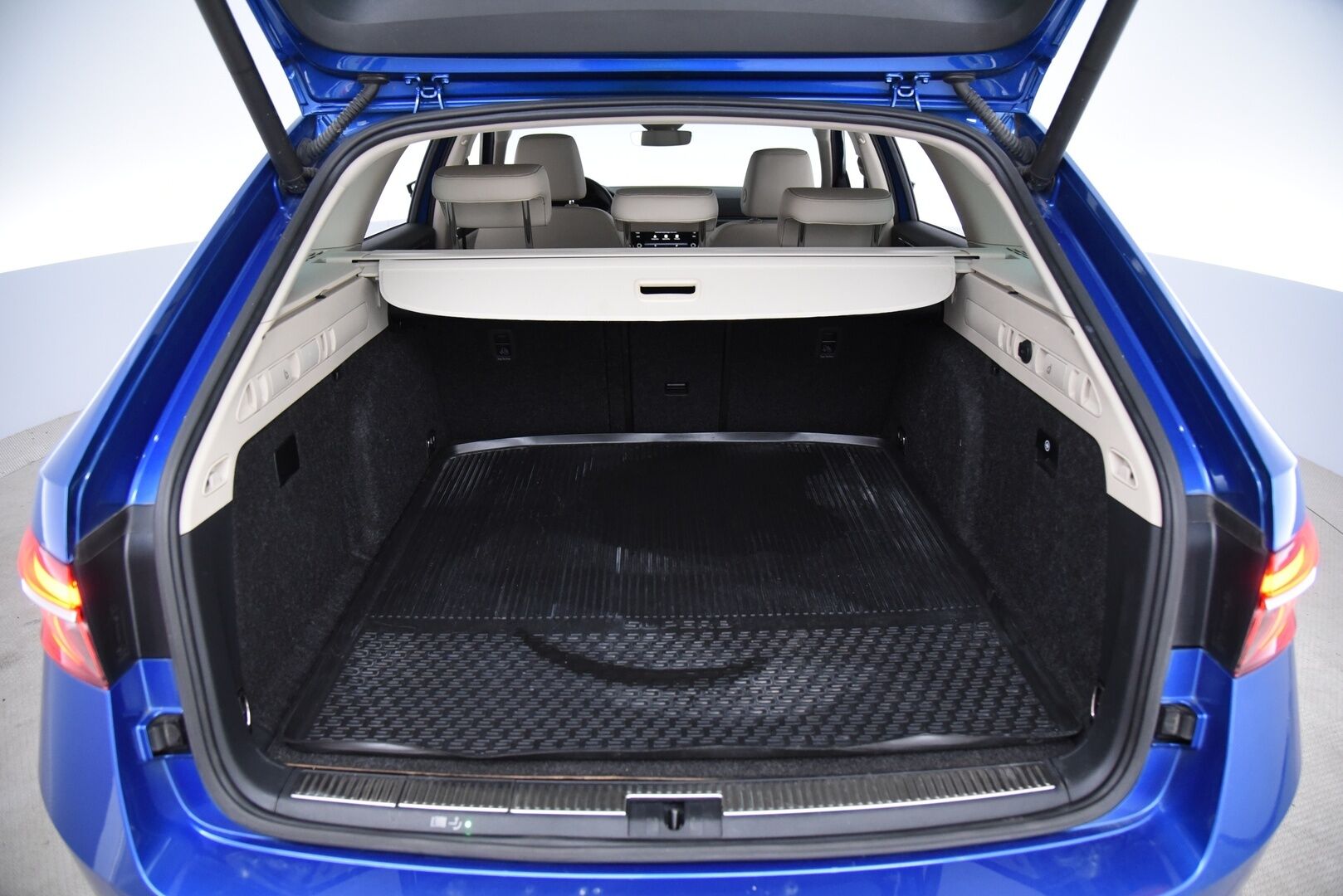 Skoda Superb 2021 Combi 1,4 TSI PHEV Style iV DSG Aut. / Webasto / Adapt. Vak / Vetokoukku / Canton / P-kamera / Muistipenkki - Vaaleat nahat / Matrix Led / Digimittaristo / Merkkihuollot