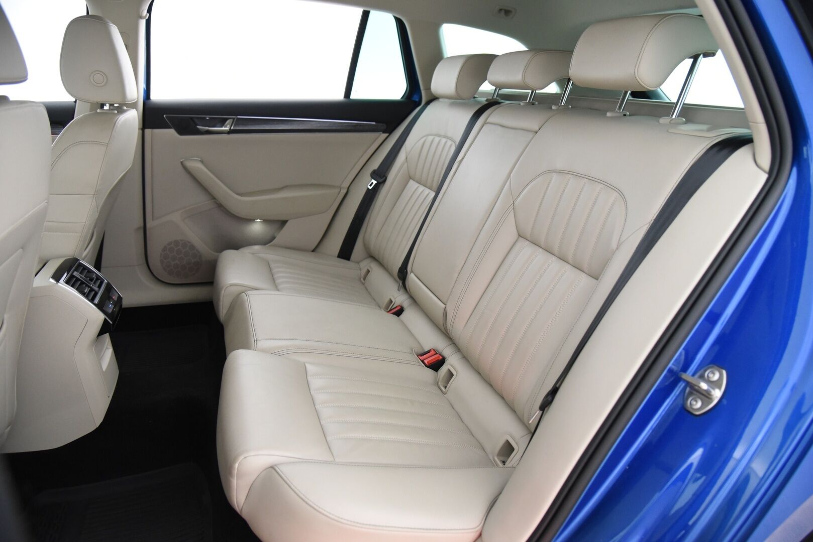 Skoda Superb 2021 Combi 1,4 TSI PHEV Style iV DSG Aut. / Webasto / Adapt. Vak / Vetokoukku / Canton / P-kamera / Muistipenkki - Vaaleat nahat / Matrix Led / Digimittaristo / Merkkihuollot