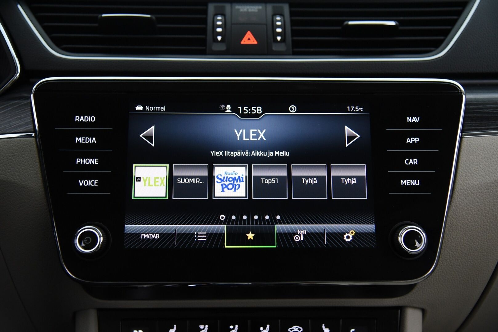 Skoda Superb 2021 Combi 1,4 TSI PHEV Style iV DSG Aut. / Webasto / Adapt. Vak / Vetokoukku / Canton / P-kamera / Muistipenkki - Vaaleat nahat / Matrix Led / Digimittaristo / Merkkihuollot