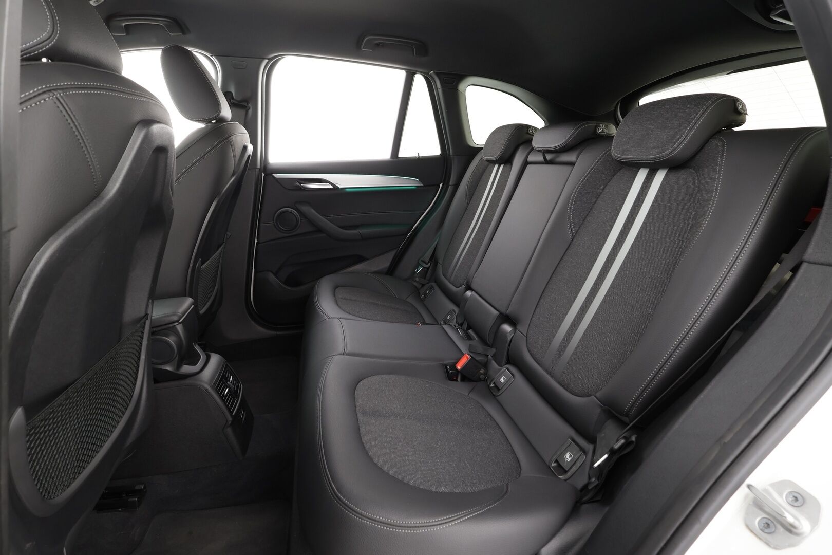 BMW X1 2021 F48 xDrive25e A Business M Sport * HIFIT / P.kamera / Puolinahat / Vakkari / Sporttipenkit / LED * - Kaksilla hyvillä renkailla ja parhaalla värillä varusteltu X1! / Hiljattain huollettu!