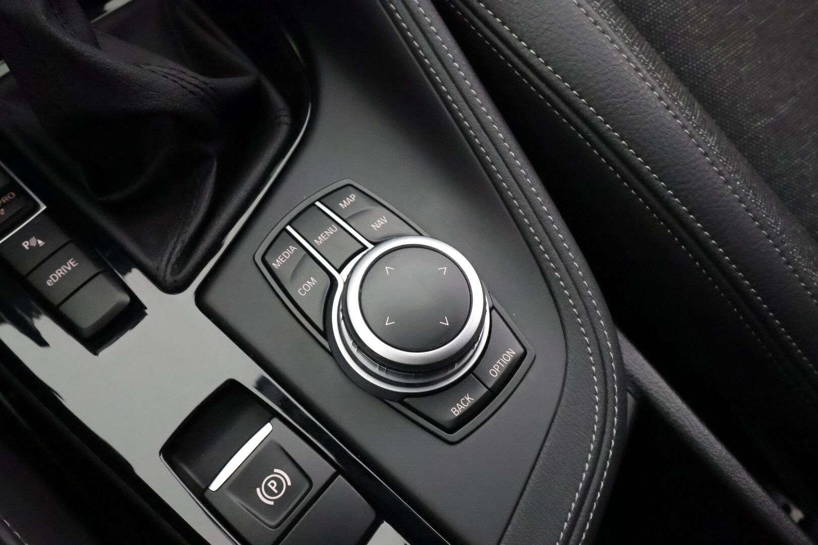 BMW X1 2021 F48 xDrive25e A Business M Sport * HIFIT / P.kamera / Puolinahat / Vakkari / Sporttipenkit / LED * - Kaksilla hyvillä renkailla ja parhaalla värillä varusteltu X1! / Hiljattain huollettu!