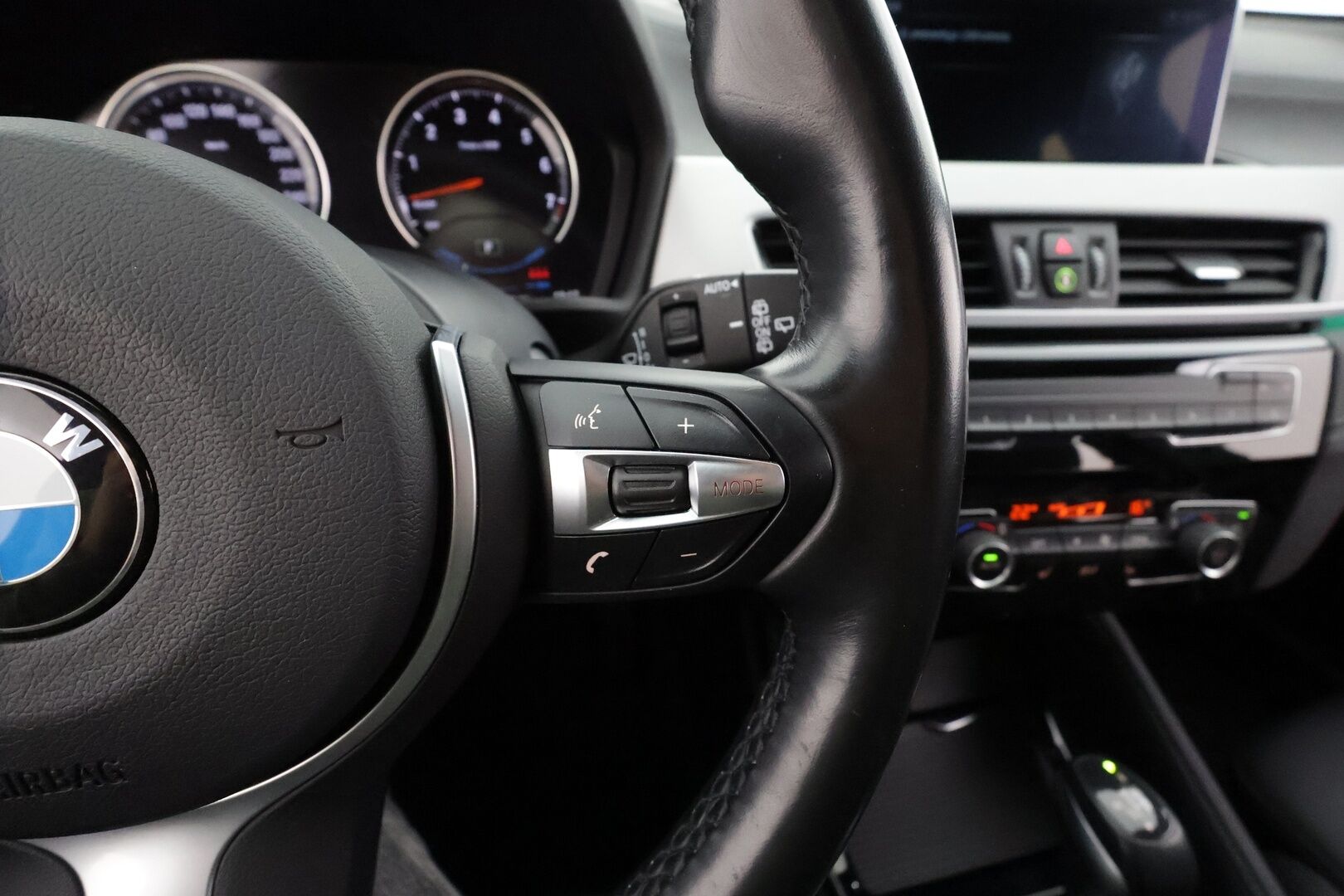 BMW X1 2021 F48 xDrive25e A Business M Sport * Vakkari / Hifi / Puolinahat / P.kamera / Sporttipenkit / LED * - Kahdet Renkaat