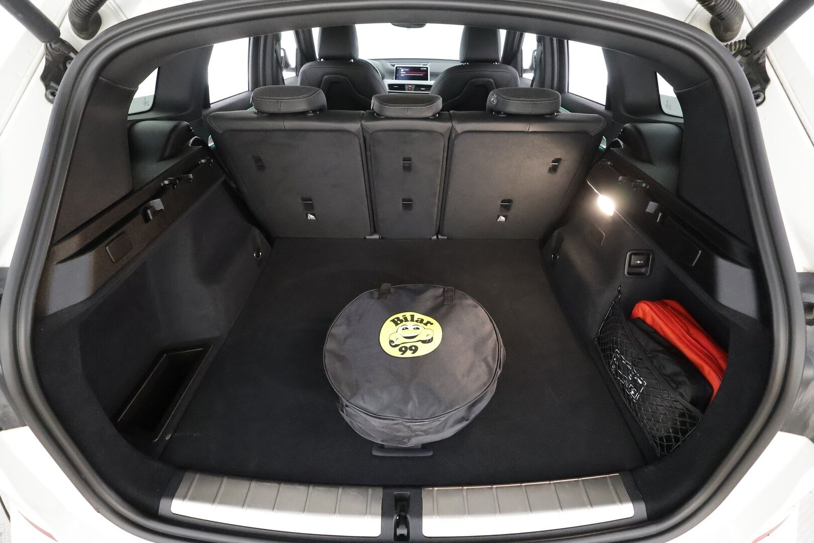 BMW X1 2021 F48 xDrive25e A Business M Sport * HIFIT / P.kamera / Puolinahat / Vakkari / Sporttipenkit / LED * - Kaksilla hyvillä renkailla ja parhaalla värillä varusteltu X1! / Hiljattain huollettu!