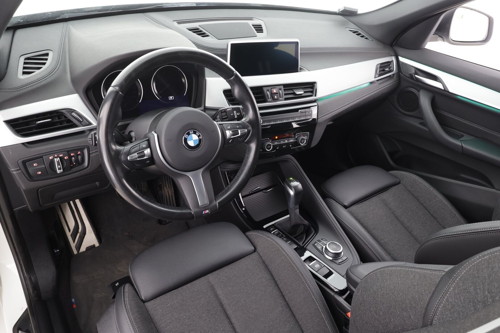 BMW X1 2021 F48 xDrive25e A Business M Sport * HIFIT / P.kamera / Puolinahat / Vakkari / Sporttipenkit / LED * - Kaksilla hyvillä renkailla ja parhaalla värillä varusteltu X1! / Hiljattain huollettu!