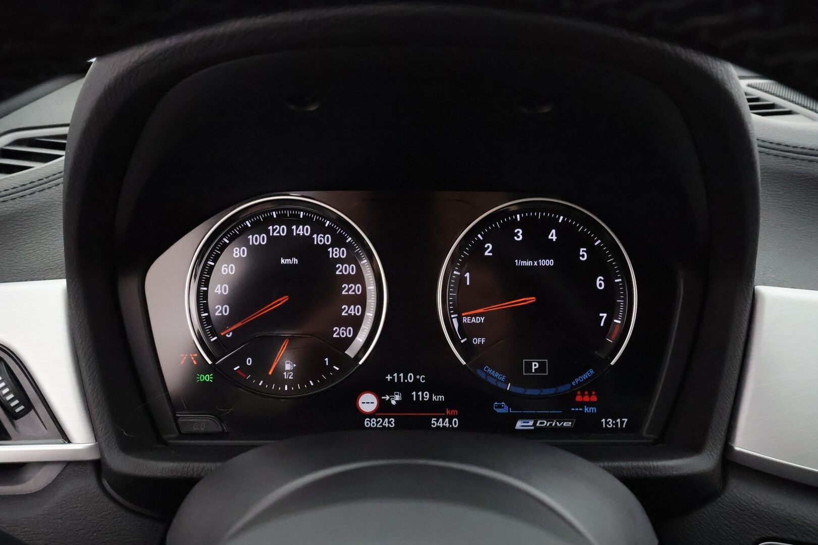 BMW X1 2021 F48 xDrive25e A Business M Sport * HIFIT / P.kamera / Puolinahat / Vakkari / Sporttipenkit / LED * - Kaksilla hyvillä renkailla ja parhaalla värillä varusteltu X1! / Hiljattain huollettu!