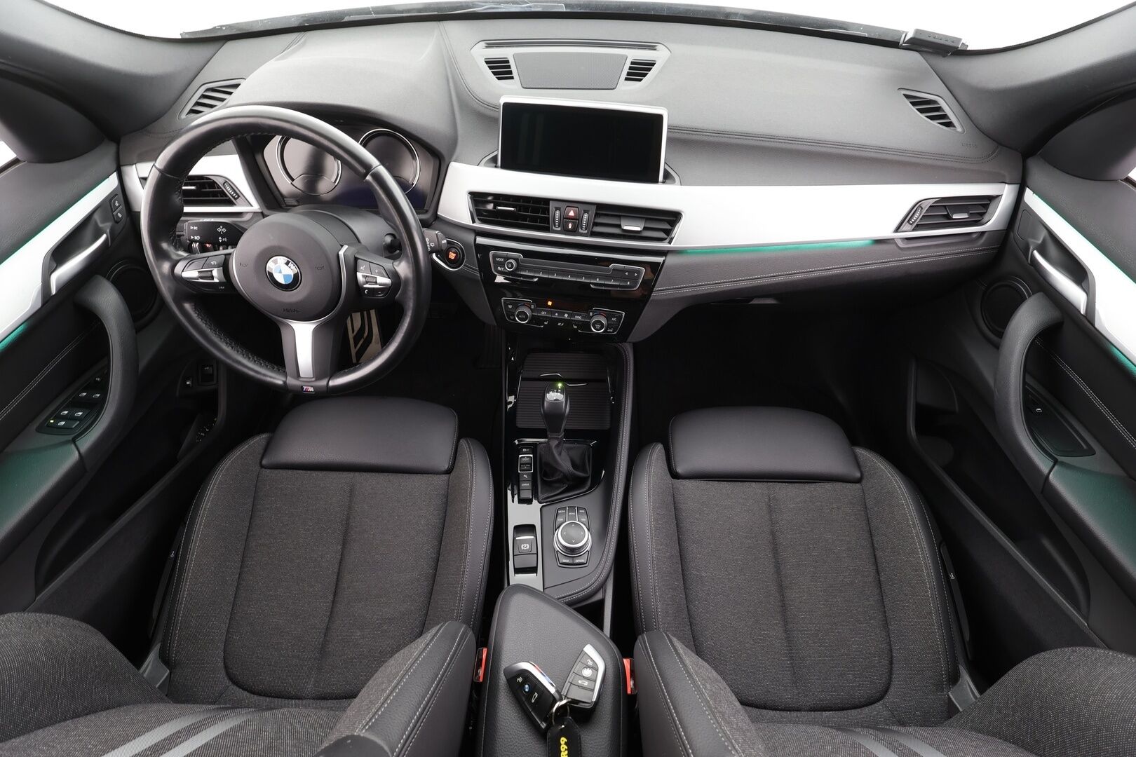 BMW X1 2021 F48 xDrive25e A Business M Sport * HIFIT / P.kamera / Puolinahat / Vakkari / Sporttipenkit / LED * - Kaksilla hyvillä renkailla ja parhaalla värillä varusteltu X1! / Hiljattain huollettu!