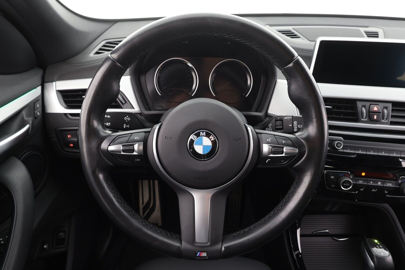 BMW X1 2021 F48 xDrive25e A Business M Sport * HIFIT / P.kamera / Puolinahat / Vakkari / Sporttipenkit / LED * - Kaksilla hyvillä renkailla ja parhaalla värillä varusteltu X1! / Hiljattain huollettu!