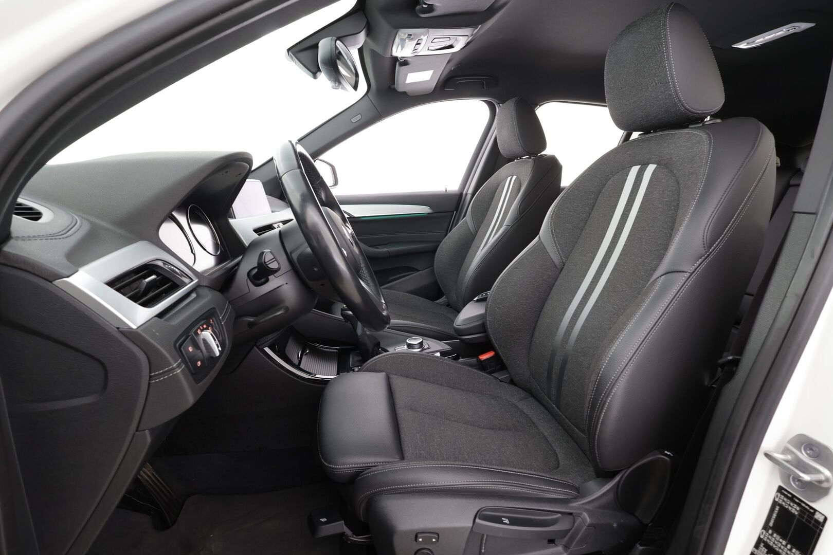 BMW X1 2021 F48 xDrive25e A Business M Sport * HIFIT / P.kamera / Puolinahat / Vakkari / Sporttipenkit / LED * - Kaksilla hyvillä renkailla ja parhaalla värillä varusteltu X1! / Hiljattain huollettu!